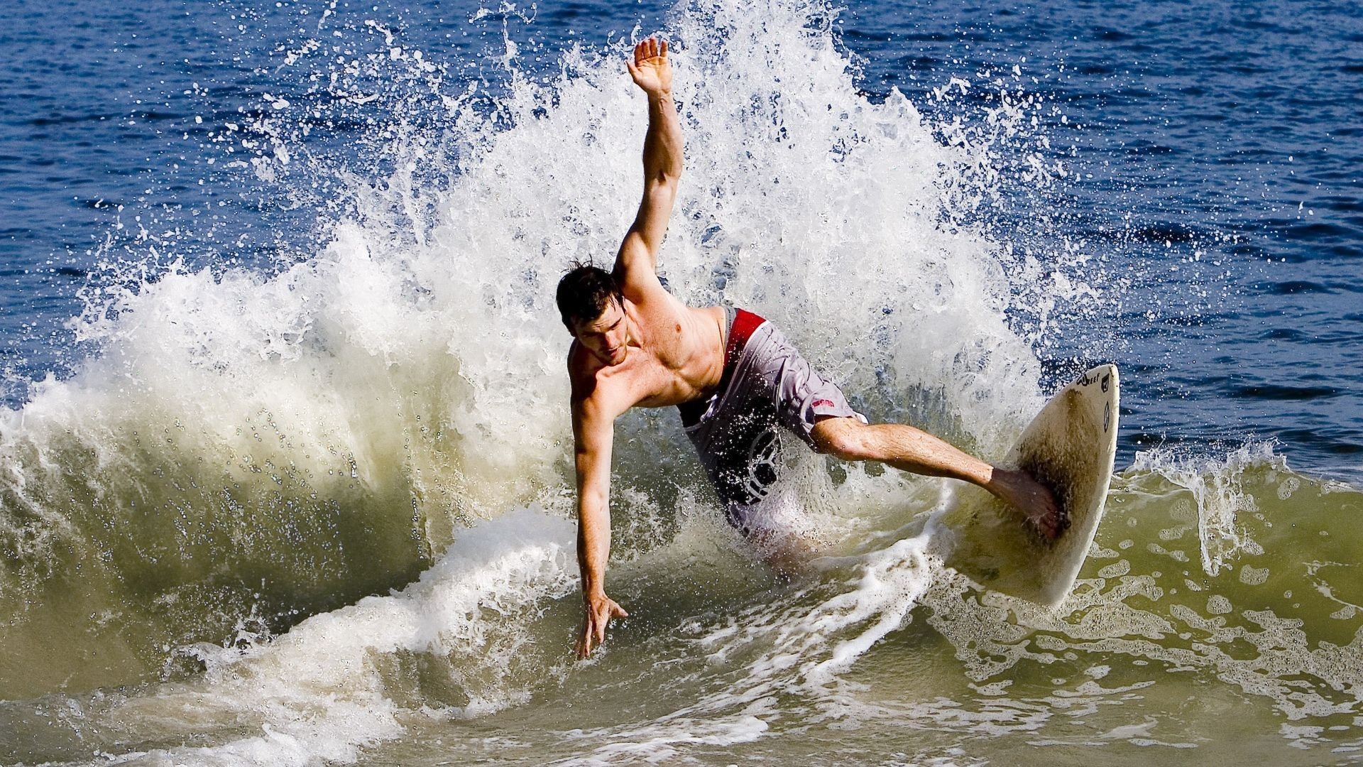 AYX体育-跳水选手姿态优雅完成完美入水，跳水运动员入水时手势